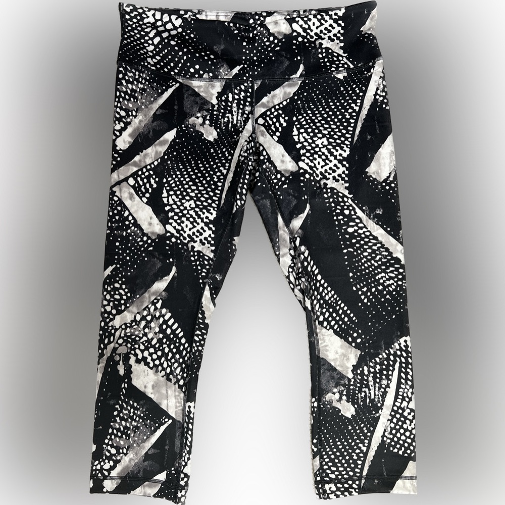 EUC Graphic Black & White Lululemon Wunder Under Crops Size 10